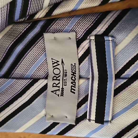 100 % imported silk chevron stripe tie in navy and silver by Arrow - Picture 3 of 5